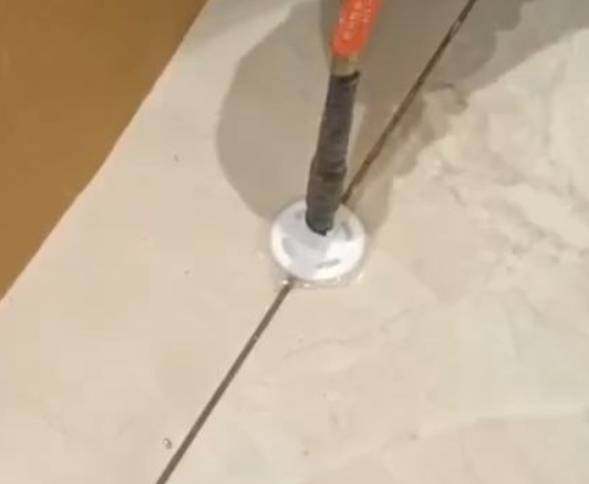 兴文瓷砖空鼓维修公司专业解答瓷砖在铺贴过程中，如果没有涂抹均匀到位的粘结材料（如水泥砂浆或瓷砖胶），可能会导致以下问题